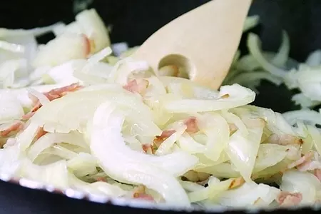 Киш с луком, яблоками и маком: шаг 1