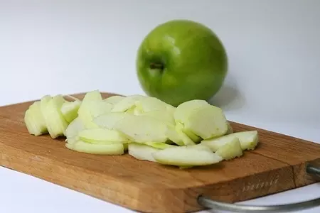Киш с луком, яблоками и маком: шаг 2