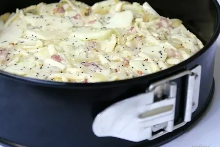 Киш с луком, яблоками и маком: шаг 3