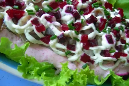 Салат из копченой скумбрии с молодым картофелем и молодой свеклой: шаг 6