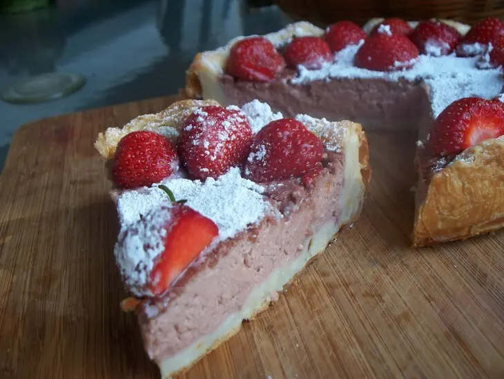 Пирог фермерский с клубникой и сыром  бри !!: шаг 7