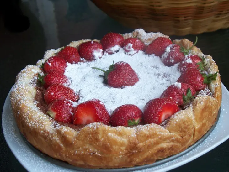 Пирог фермерский с клубникой и сыром  бри !!: шаг 8