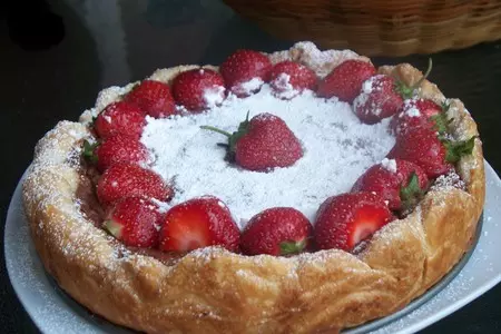 Пирог фермерский с клубникой и сыром  бри !!: шаг 8