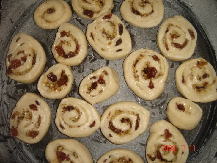 Сдобные булочки с орехами и изюмом: шаг 7