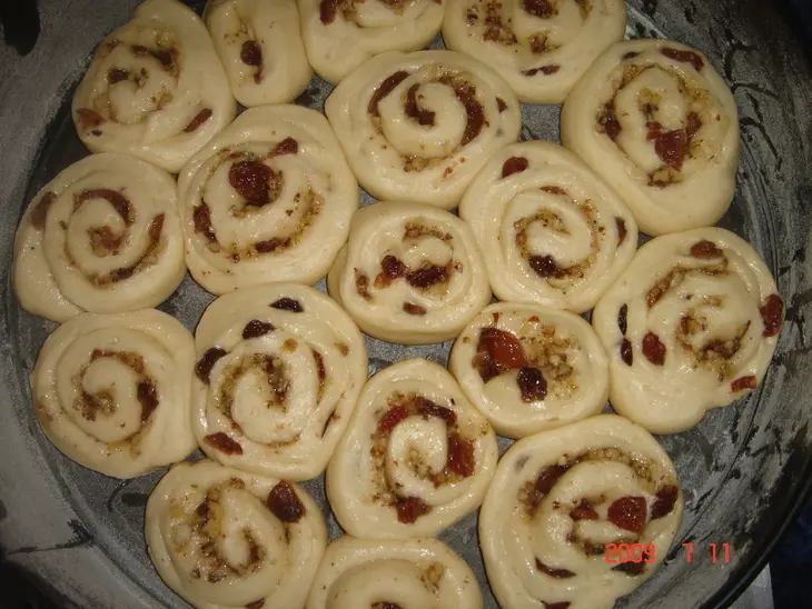Сдобные булочки с орехами и изюмом: шаг 8