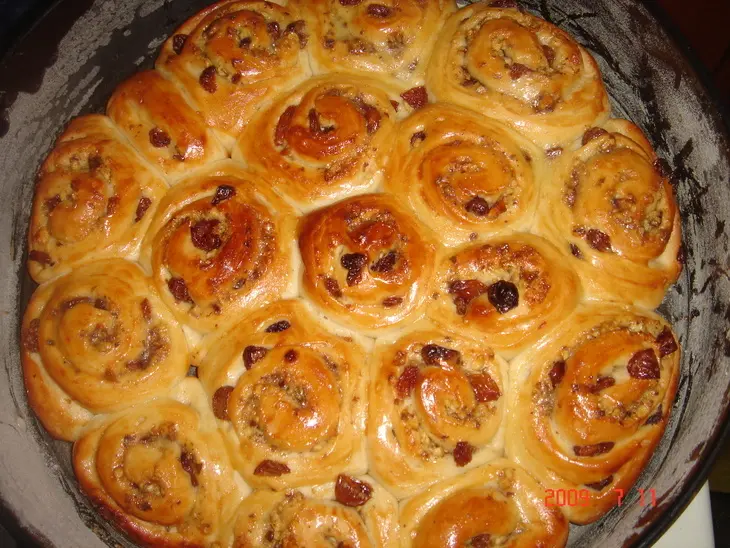 Сдобные булочки с орехами и изюмом: шаг 9