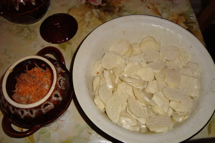 Свинина с картофелем и морковью, тушенные в горшочке: шаг 2