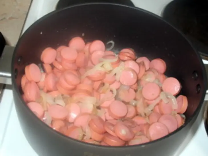 Суп томатный с копчеными сосисками: шаг 2