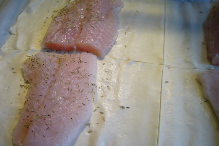 Филе пангазиуса с сыром бри, запеченное в слоеном тесте: шаг 2