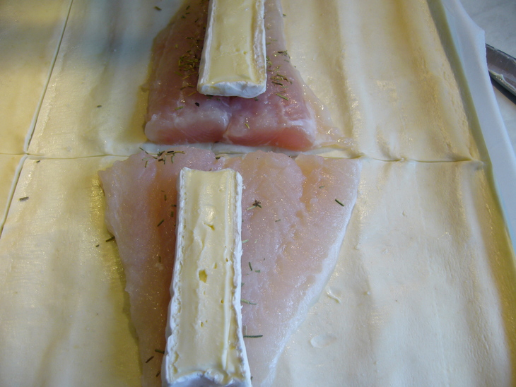 Филе пангазиуса с сыром бри, запеченное в слоеном тесте: шаг 3