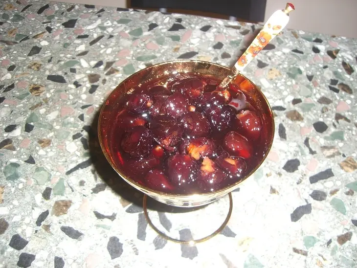Варенье из красной черешни с грецкими орехами: шаг 1
