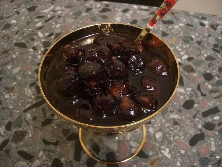 Варенье из красной черешни с грецкими орехами: шаг 2
