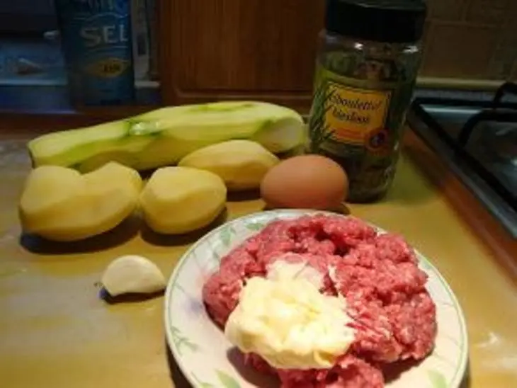 Оладики кабачково-картофельные с начинкой: шаг 1