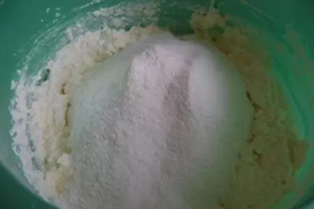 Песочный пирог с клубникой: шаг 2