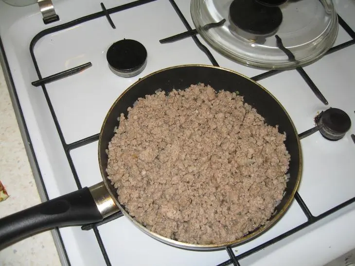 Домашняя мясная пицца: шаг 1