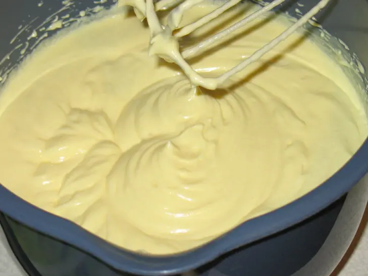 Безейный тортик с клубникой. укутанный снегами и туманами.: шаг 2