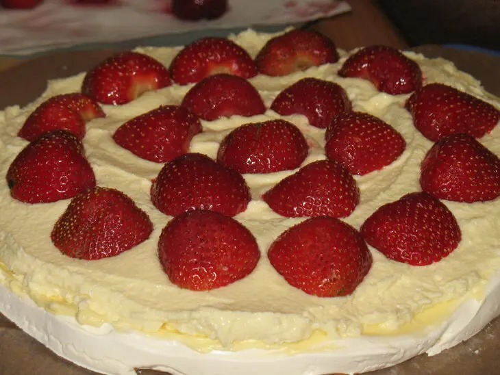 Безейный тортик с клубникой. укутанный снегами и туманами.: шаг 4