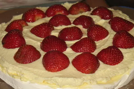 Безейный тортик с клубникой. укутанный снегами и туманами.: шаг 4