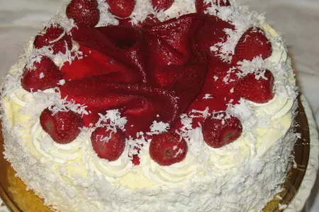 Безейный тортик с клубникой. укутанный снегами и туманами.: шаг 8
