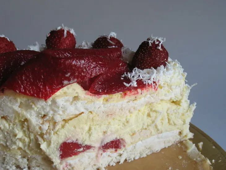 Безейный тортик с клубникой. укутанный снегами и туманами.: шаг 9