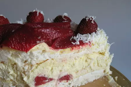 Безейный тортик с клубникой. укутанный снегами и туманами.: шаг 9