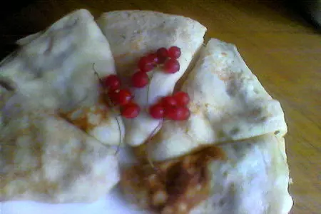 Блинчики с творожно-банановой начинкой и смородиной: шаг 4