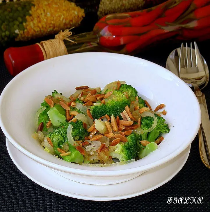 Insalata di broccoli alle mandorle (салат из брокколи с миндалем): шаг 1