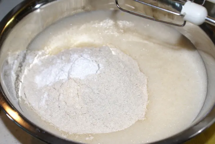 Ржаной кекс с беконом, брынзой и оливками: шаг 2