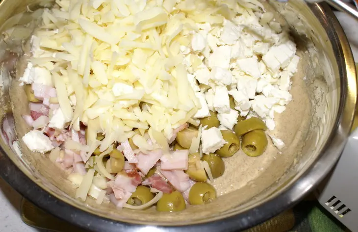 Ржаной кекс с беконом, брынзой и оливками: шаг 4