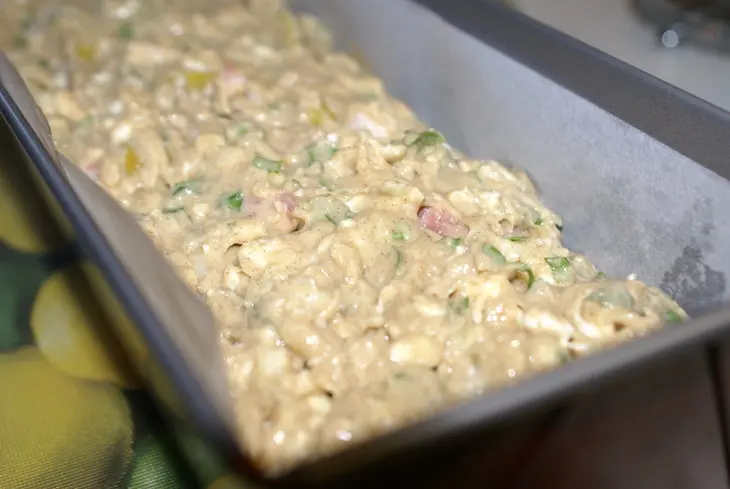 Ржаной кекс с беконом, брынзой и оливками: шаг 5