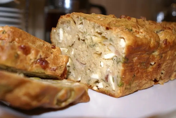 Ржаной кекс с беконом, брынзой и оливками: шаг 8