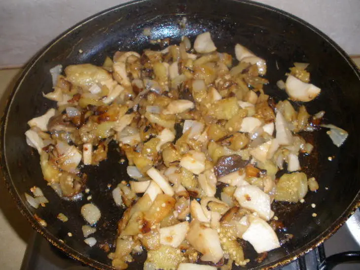 Баклажаны, фаршированные кускусом и сыром: шаг 1
