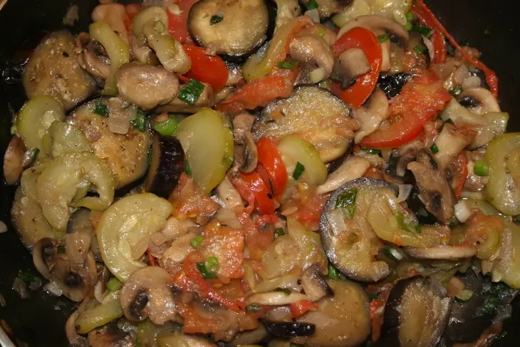 Блинчатый пирог с цуккини, баклажанами и грибами: шаг 2