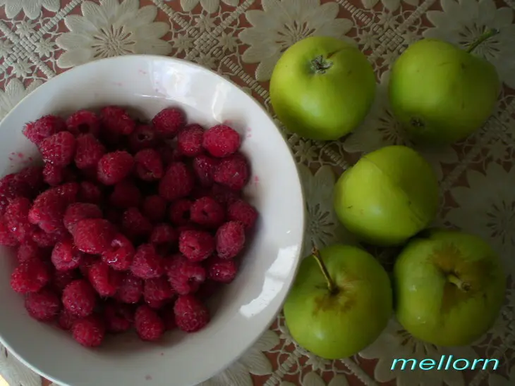 Песочный пирог с яблоками и малиной: шаг 1