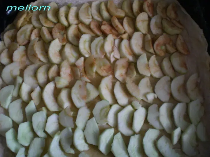 Песочный пирог с яблоками и малиной: шаг 2
