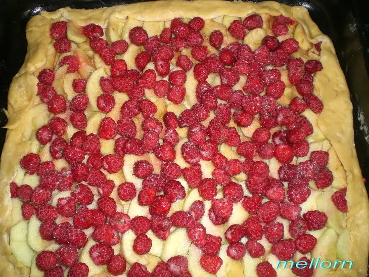 Песочный пирог с яблоками и малиной: шаг 3