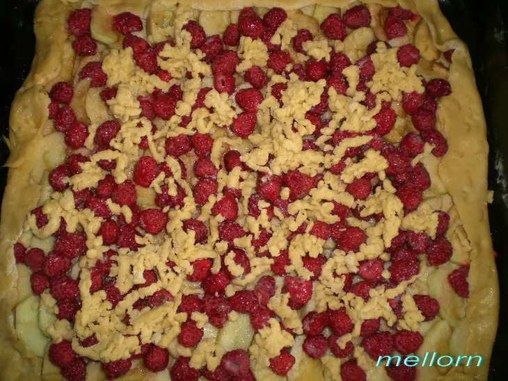 Песочный пирог с яблоками и малиной: шаг 4
