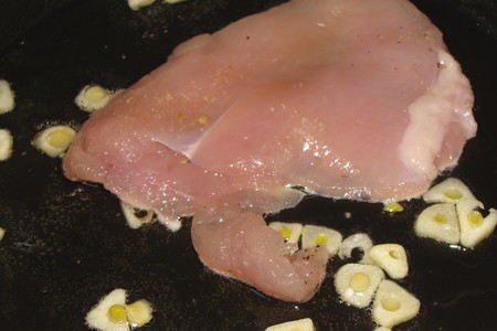 Куриное филе, запечённое в сыре и сухарях: шаг 1
