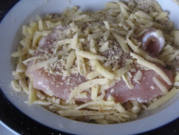 Куриное филе, запечённое в сыре и сухарях: шаг 2