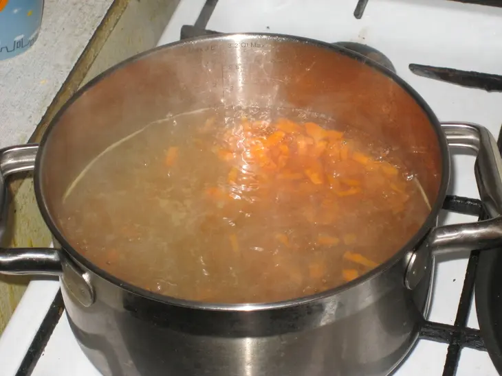 Салатный суп с солеными огурцами: шаг 1