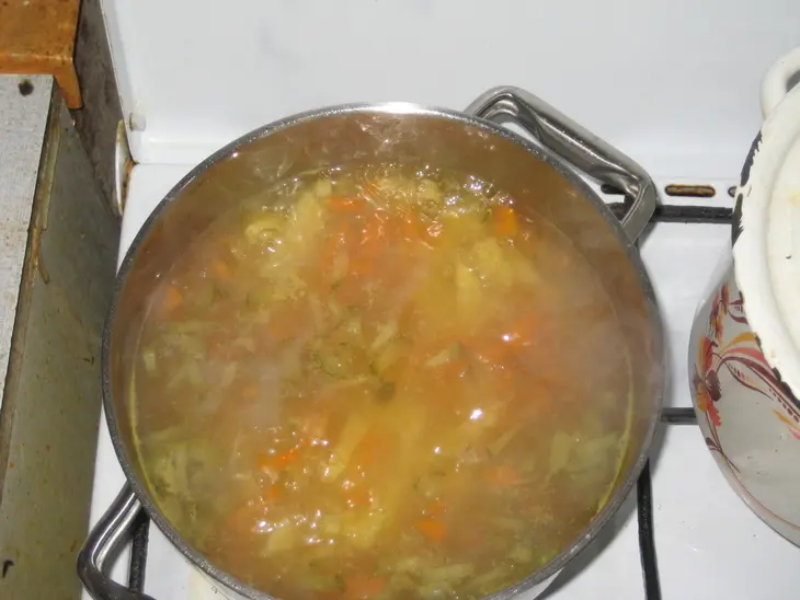 Салатный суп с солеными огурцами: шаг 5