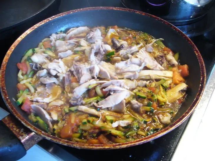 Паровые  булочки (dampfnudeln) с куриным соусом: шаг 2