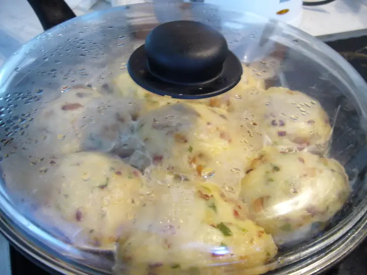 Паровые  булочки (dampfnudeln) с куриным соусом: шаг 4