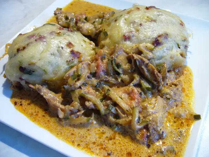 Паровые  булочки (dampfnudeln) с куриным соусом: шаг 5