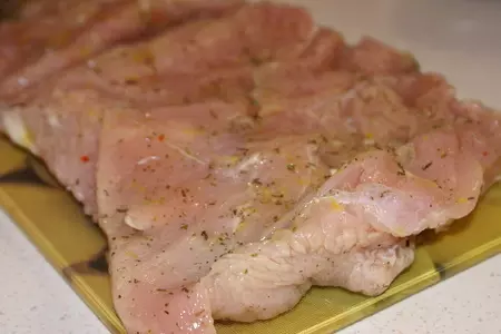 Рулет из индейки с чесноком и свекольными листьями: шаг 1