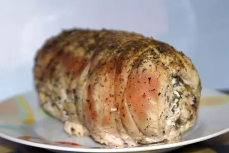 Рулет из индейки с чесноком и свекольными листьями: шаг 6
