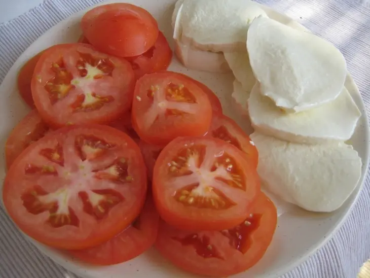 Сырная закуска с помидорами в желе: шаг 1