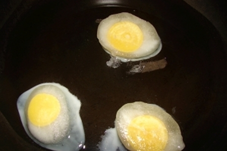 Яичница из замороженных яиц: шаг 3