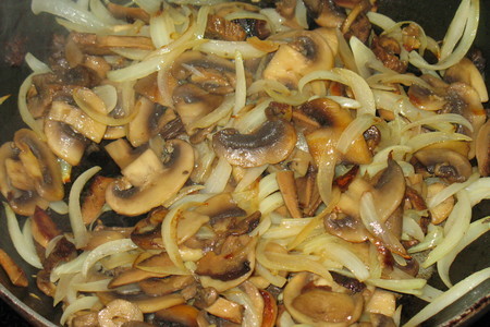 Почки с грибами в сметанном соусе.: шаг 1