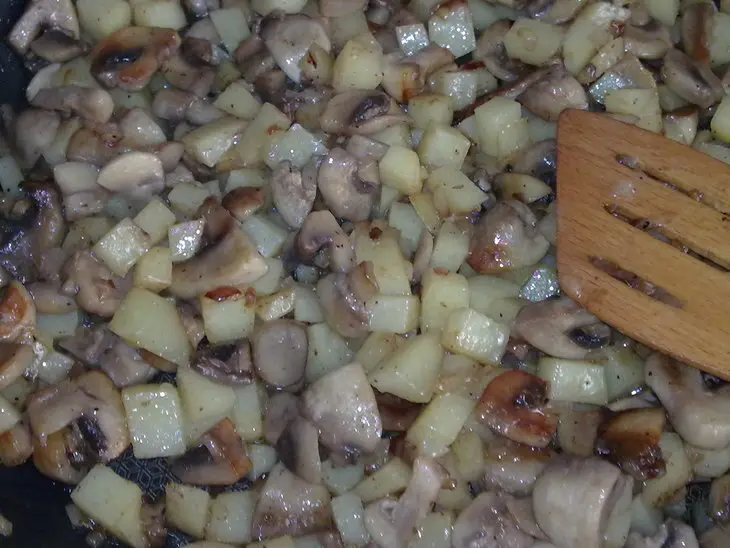 Куриные шкурочки с начинкой: шаг 2